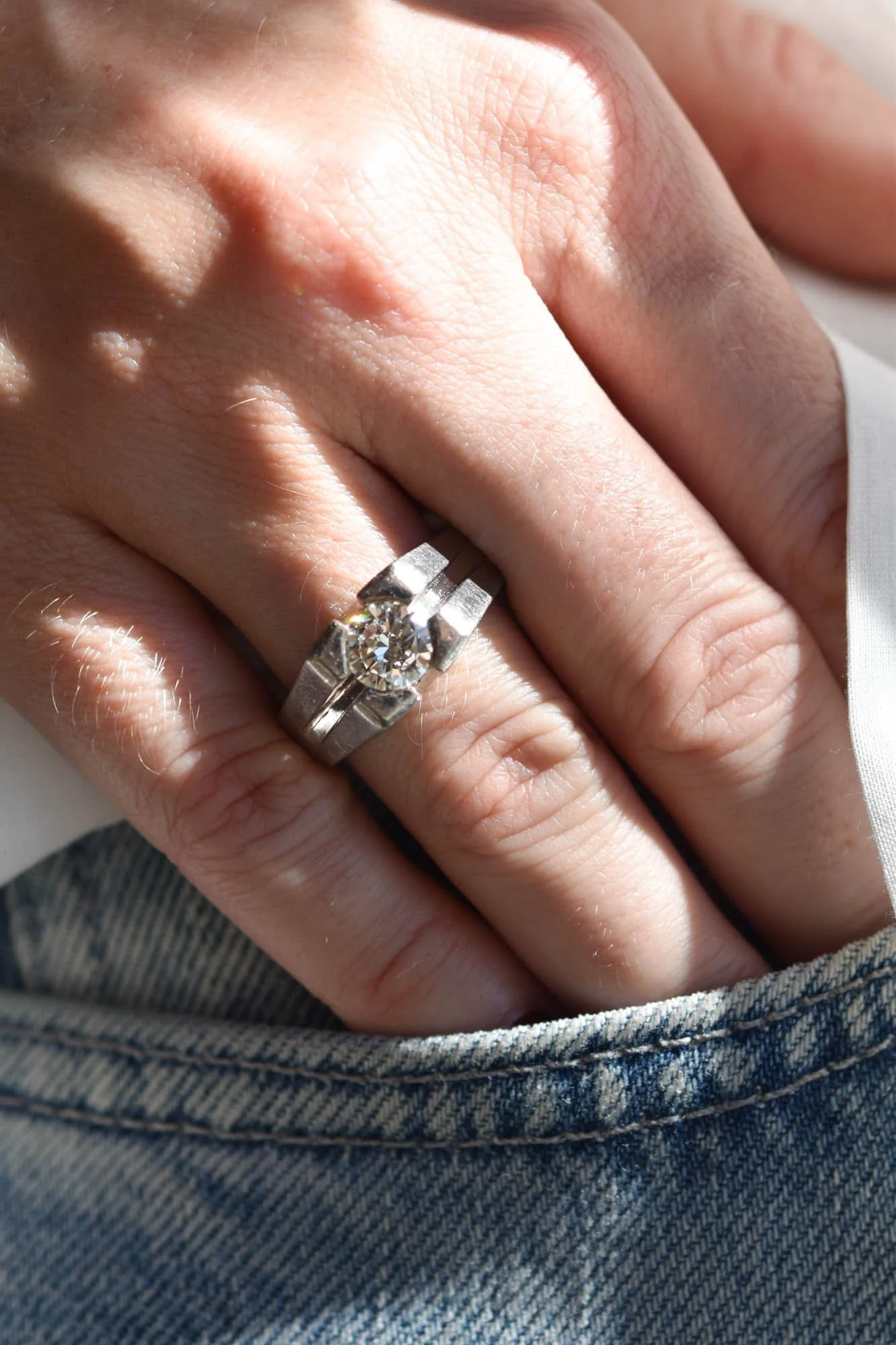 Mid-Century 1.05 Carat Round Brilliant Cut Diamond & Platinum Vintage Engagement Ring - Image 2